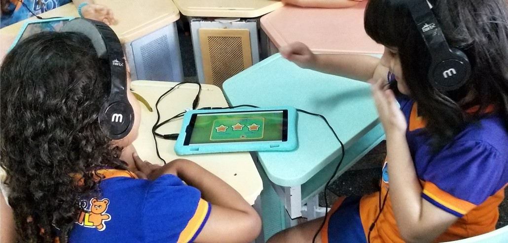 Jogos que estimulam a consciência fonológica de crianças da educação infantil melhoram o aprendizado de leitura e escrita